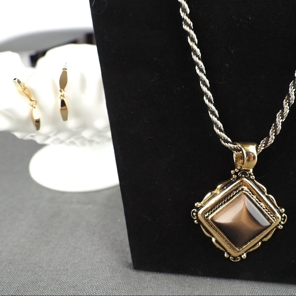 Unique brown gold pendant on thick rope chain